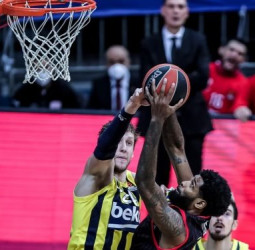 Vesely lidera al Fenerbahce para vencer al Olympiacos (84-77)