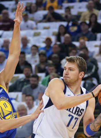 Walker supera a los Celtics, Young a los Sixers, y un nuevo triple-doble de Doncic para ganar a los Warriors