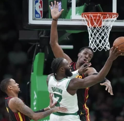 Los Celtics imponen su condición de líder del Este a pesar de las bajas