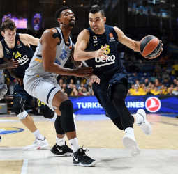 Sloukas finalmente saldrá al mercado y hasta tres equipos pretenden su fichaje