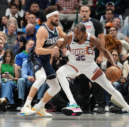 La noche NBA: Mavs pierde por un tiro libre, los Warriors no frenan a los Cavs, y Celtics gana en el tiempo extra