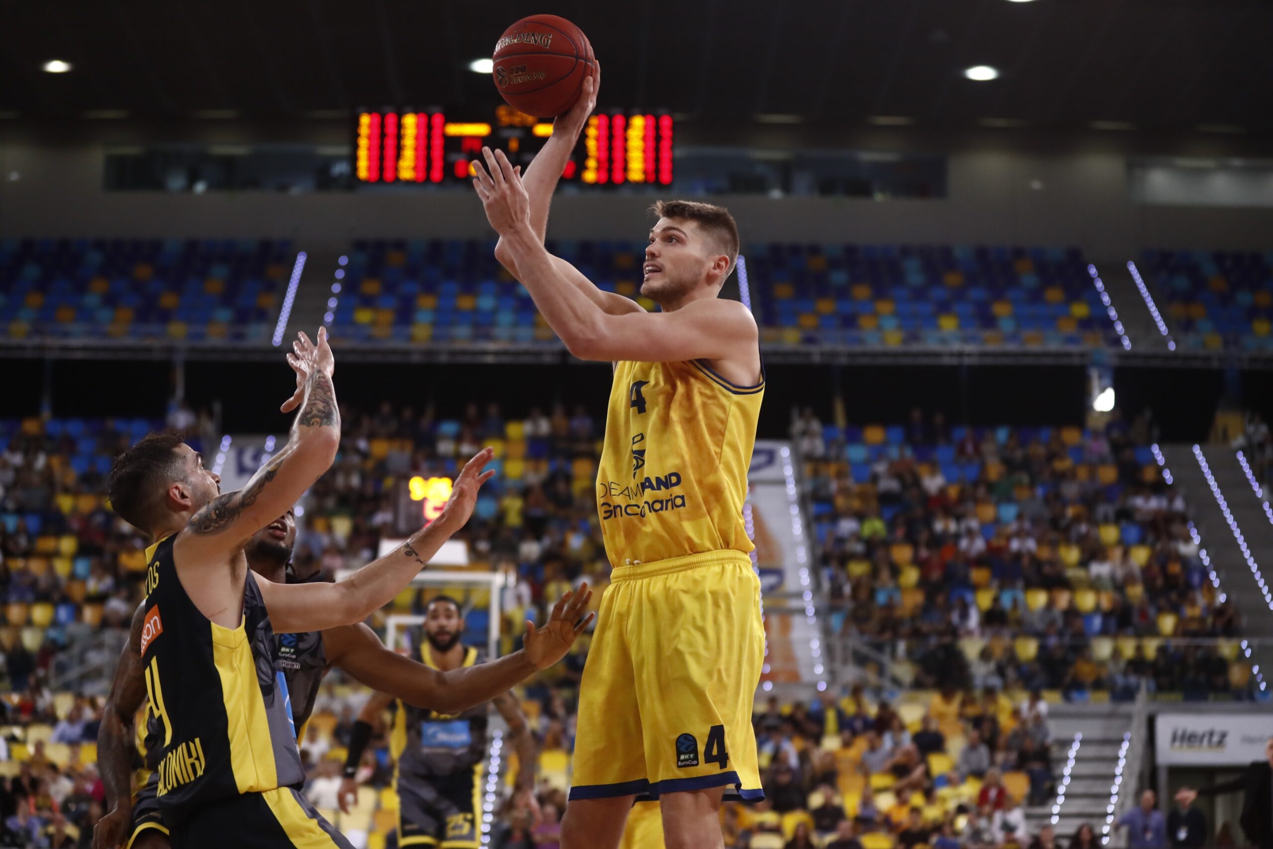 El Gran Canaria mantiene su imparable nivel ante el Aris, 93-65