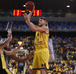 El Gran Canaria mantiene su imparable nivel ante el Aris, 93-65