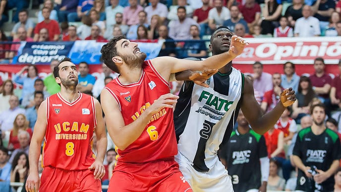 El FIATC Joventut pierde en el último segundo en un partido vibrante (80-78)