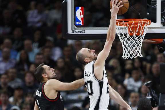 Ginobili se toma su tiempo para decidir su futuro