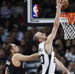 Ginobili se toma su tiempo para decidir su futuro