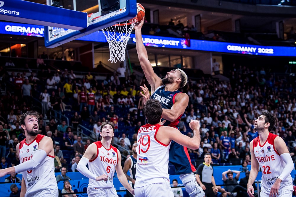 Gobert salva a Francia en la prórroga (87-86)