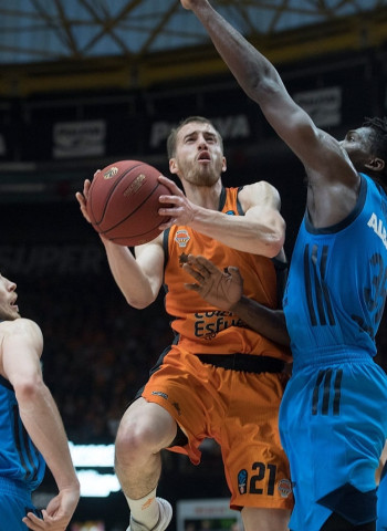 Matt Thomas, en el punto de mira de los Milwaukee Bucks