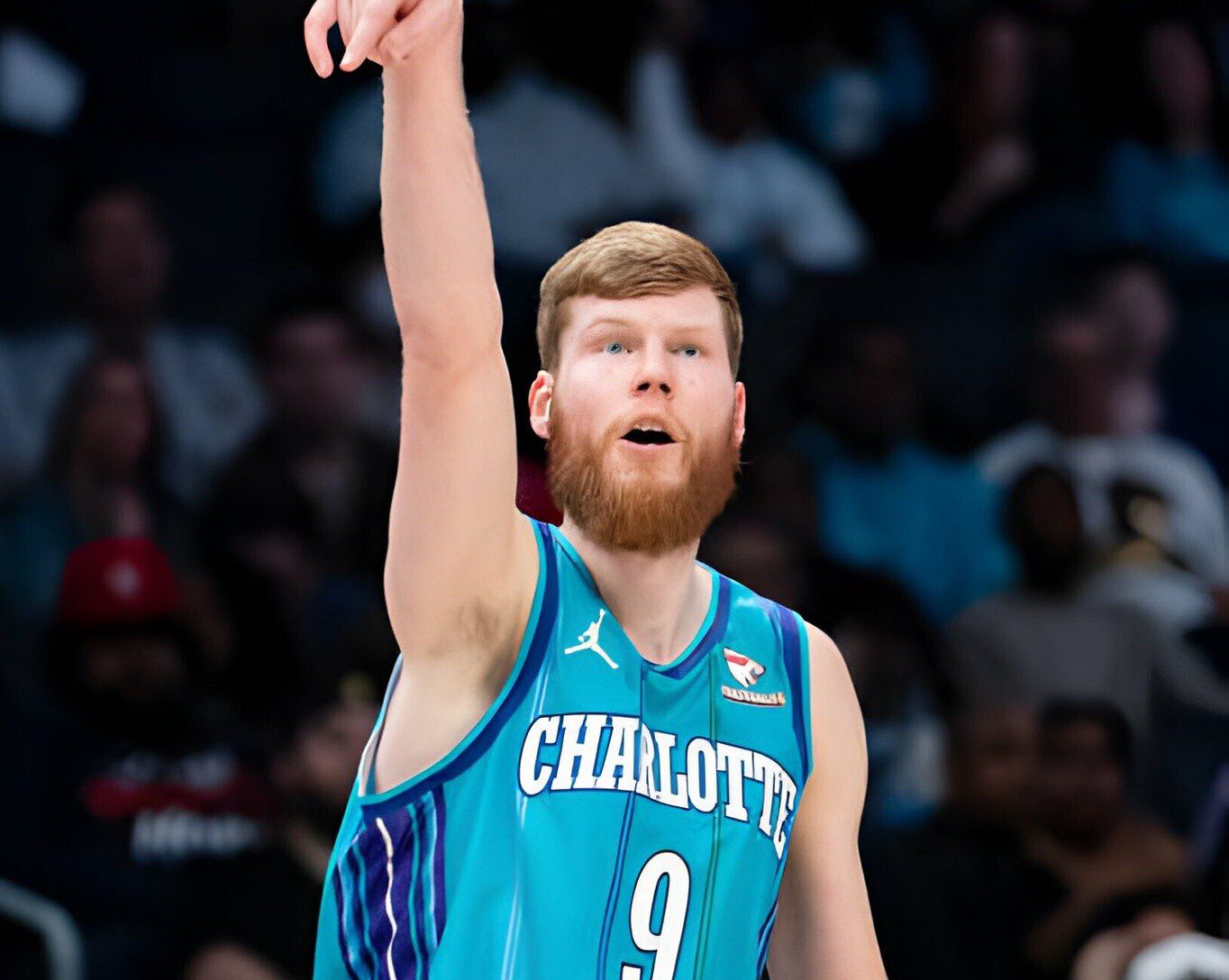 Los Charlotte Hornets renuncian de Davis Bertans