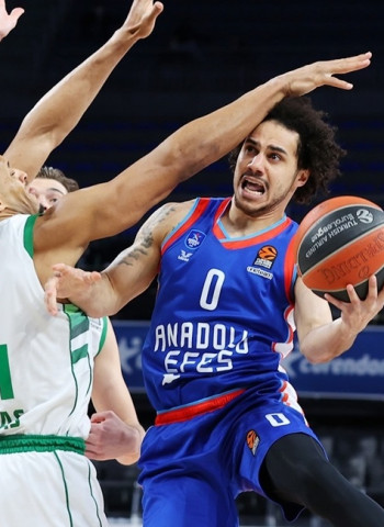 Efes fuerza el Juego 4, los Rojos ganan el primer partido de la final