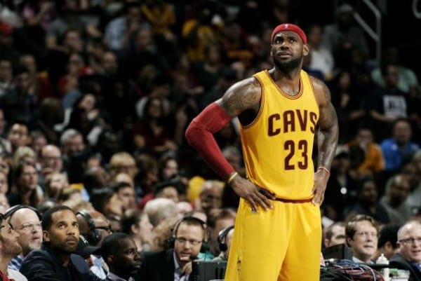 LeBron James cumple años, lo celebramos con sus mejores mates