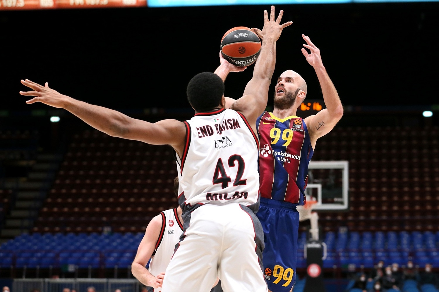 El Barcelona se arma defensivamente y retrasan el billete del Milán (56-72)