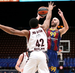 El Barcelona se arma defensivamente y retrasan el billete del Milán (56-72)