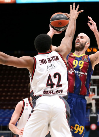 El Barcelona se arma defensivamente y retrasan el billete del Milán (56-72)