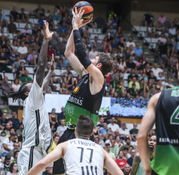 La Penya se luce en el Olímpic ante el Partizan (92-62)