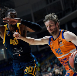 Gran triunfo del Valencia Basket contra la historia y las bajas para seguir creciendo en Europa (75-84)