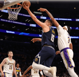 Los Nuggets asaltan el feudo de los Lakers, 127-102