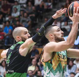 Surne Bilbao sorprende al Joventut en el arranque liguero (76-81)