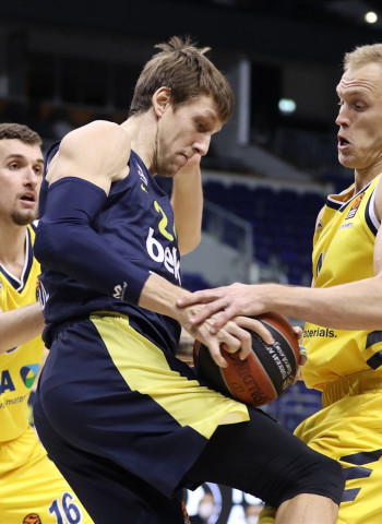 El balance defensivo del ALBA Berlín supera al Fenerbahce (89-63)