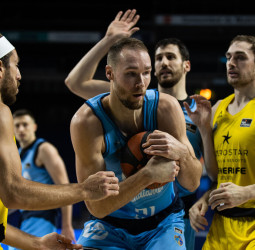 Contundente victoria del Iberostar Tenerife ante el Movistar Estudiantes (64-90)