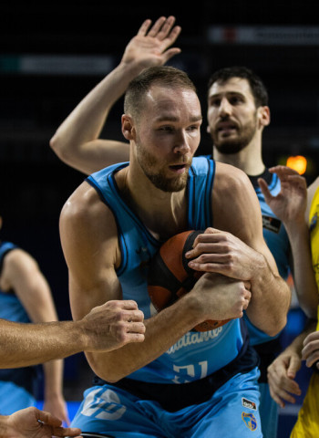 Contundente victoria del Iberostar Tenerife ante el Movistar Estudiantes (64-90)