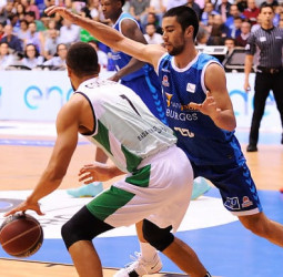 Un triple de Kulvietis saca del descenso al Divina Seguros (79-80)