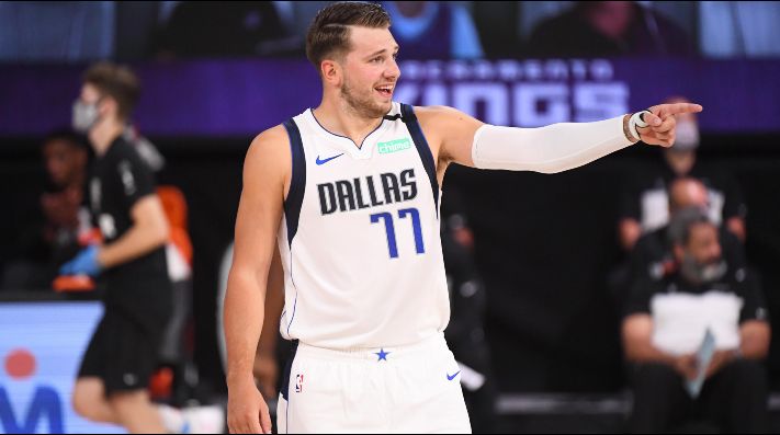 Luka Doncic realiza un triple-doble histórico