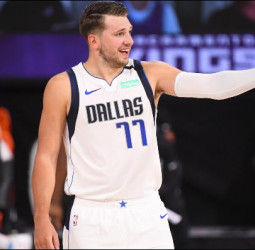 Luka Doncic realiza un triple-doble histórico