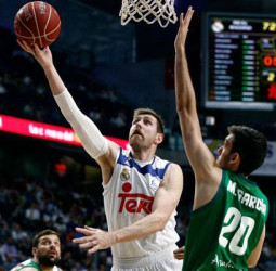 Nocioni y Carroll lideran al Real Madrid ante el Betis (87-76)
