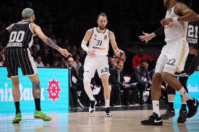 El Real Madrid se agarra a sus posibilidades, 67-80