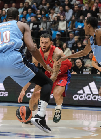 El CSKA Moscú supera finalmente al Zenit (87-70)