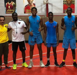 Jorge Lorenzo, ayudante de Scariolo en Angola, enseñando baloncesto a 6.283 kilómetros