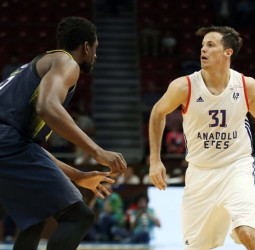 El Anadolu Efes empata la final turca (1-1)