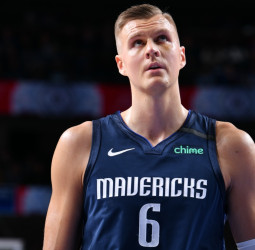 Los Dallas Mavericks no contemplan el traspasar a Kristaps Porzingis