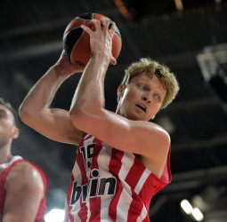 Mindaugas Kuzminskas abandonará el Olympiacos y suena para el Lokomotiv Kuban