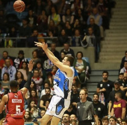 El Rio Natura Monbus Obradoiro se apunta su primera victoria ante su afición (80-63)