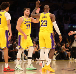 LeBron James lidera el alza de los Angeles Lakers, 102-111