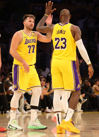 LeBron James lidera el alza de los Angeles Lakers, 102-111