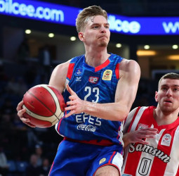Justus Hollatz seguirá siendo jugador del Anadolu Efes