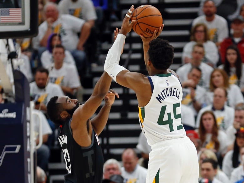 Mitchell lidera la primera victoria en los playoffs de los Jazz (107-91) [3-1]