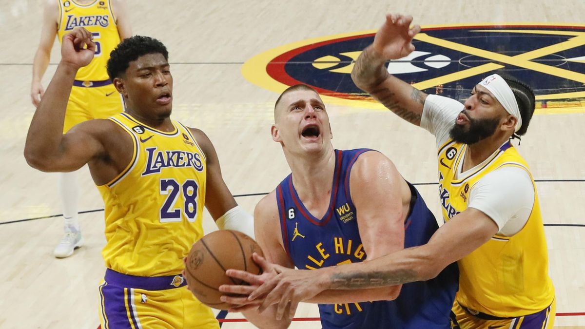 Jokic comienza la temporada con victoria y triple-doble, 119-107