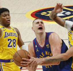 Jokic comienza la temporada con victoria y triple-doble, 119-107