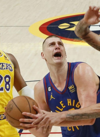 Jokic comienza la temporada con victoria y triple-doble, 119-107