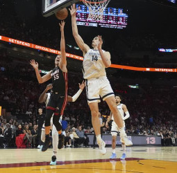 La noche NBA: Curry se lleva el duelo ante LeBron, Antekounmpo en modo imparable