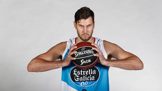 Jordan Bachynski permanecerá de baja deportiva y no debutará esta temporada