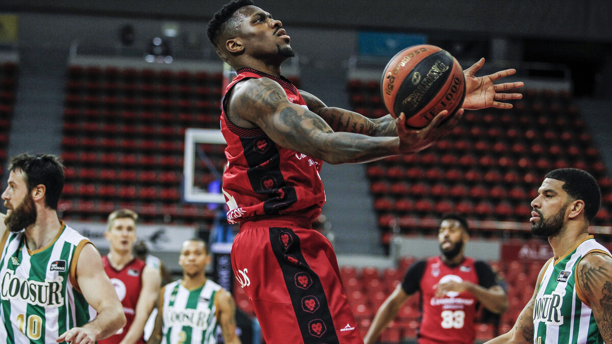 Dylan Ennis decanta la balanza en favor del Casademont Zaragoza ante el Coosur Betis (96-95)