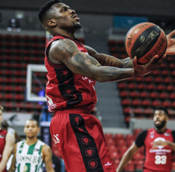 Dylan Ennis decanta la balanza en favor del Casademont Zaragoza ante el Coosur Betis (96-95)