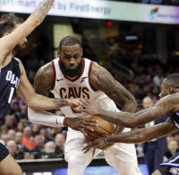 Vuelve Harden, Embiid destaca y Thomas salva a los Cavs