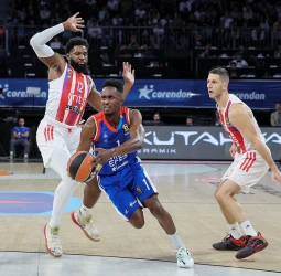 El Anadolu Efes se muestra solvente ante el Estrella Roja (72-59)