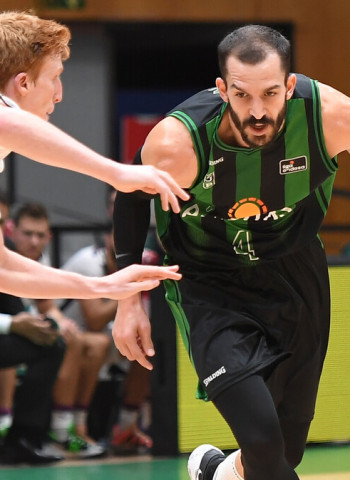 Triunfo y gran actuación del Joventut contra el Unicaja (81-73)